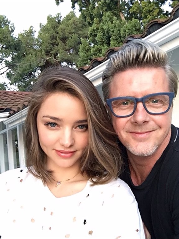 Miranda Kerr shows off her lob haircut on Twitter