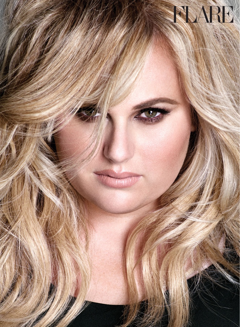 Rebel Wilson wears a wavy hairstyle for FLARE