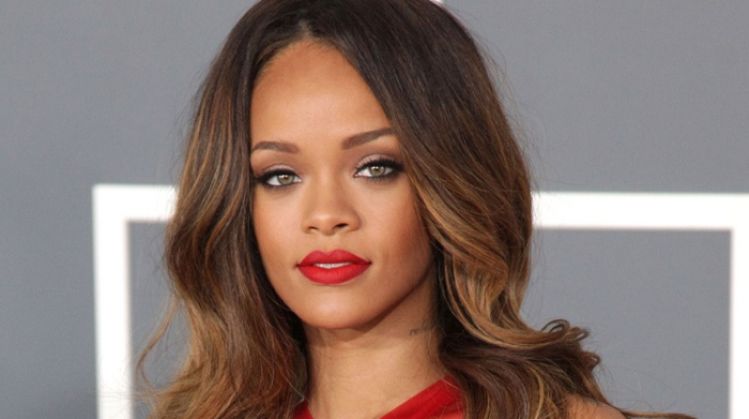 Rihanna, the Fashion Icon? Star to Be Honored with CFDA Award for Impact