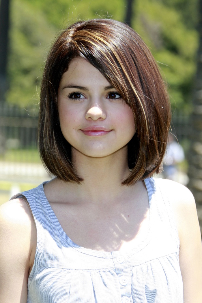 At a 2009 event, Selena Gomez wore a short bob-length haircut with blonde highlights. Photo: Joe Seer / Shutterstock.com