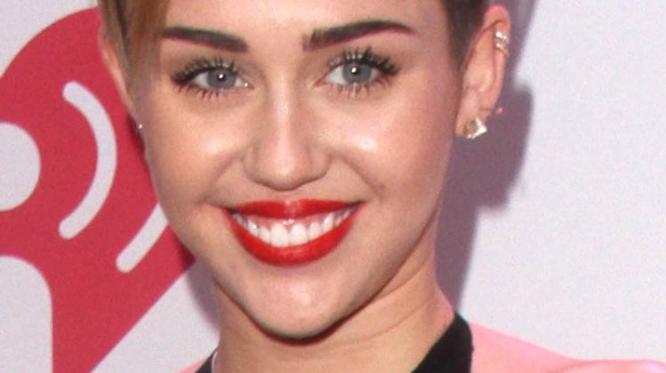 6 Short & Flattering Hairstyles for Summer