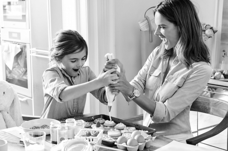 Making cupcakes with her daughter Anja, model Alessandra Ambrosio is all smiles