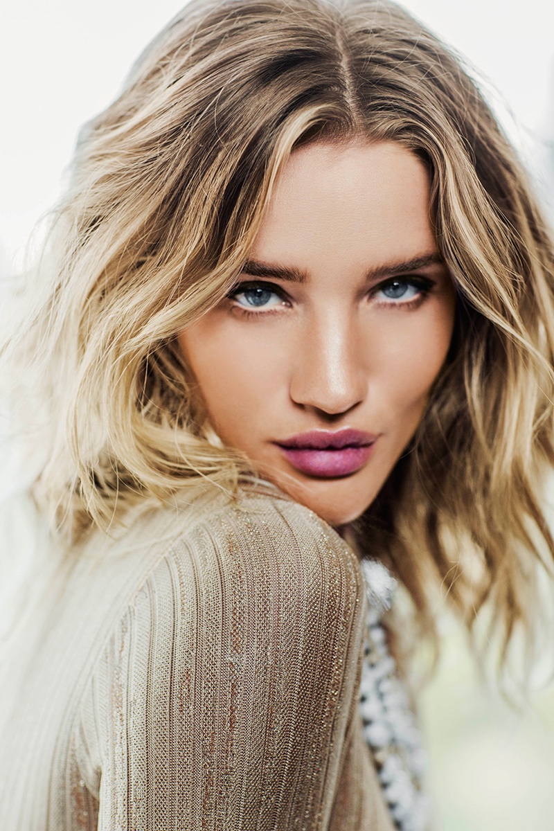 Rosie Huntington-Whiteley gets her closeup with a wavy hairstyle