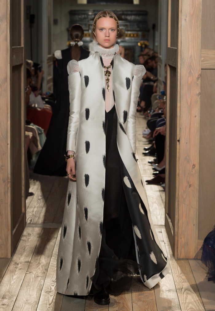 Valentino Haute Couture Fall 2016: Long coat with puffy sleeves and Elizabethan collar