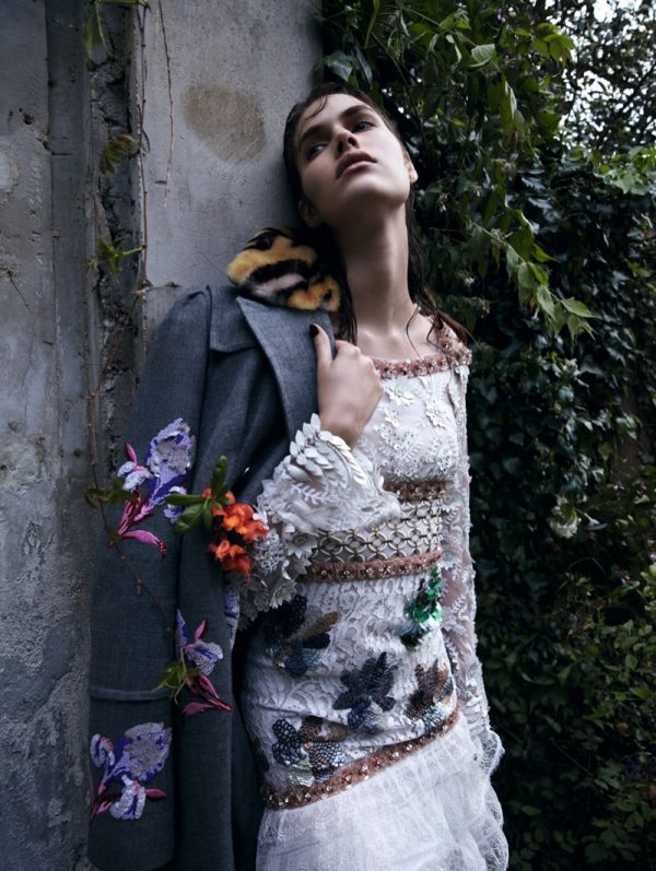 Vanessa Moody Poses in Dramatic Fall Prints for Vogue China – Fashion ...