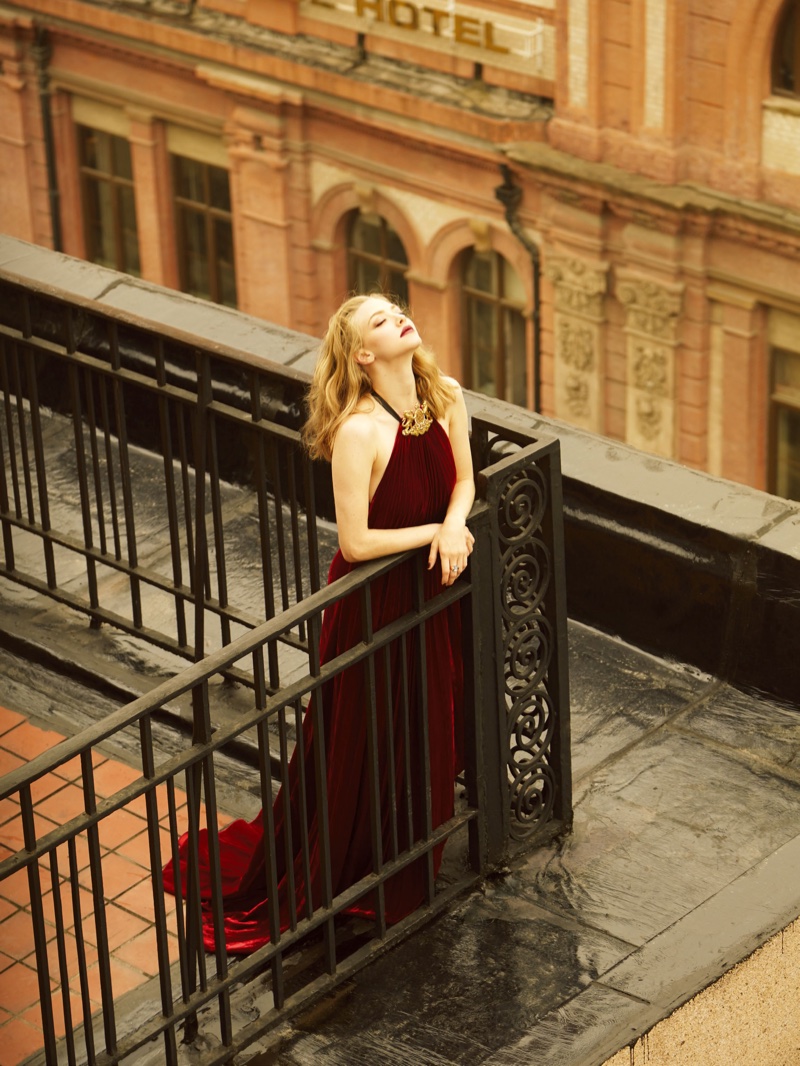 Amanda Seyfried stuns in burgundy colored velvet Ralph Lauren Collection gown 