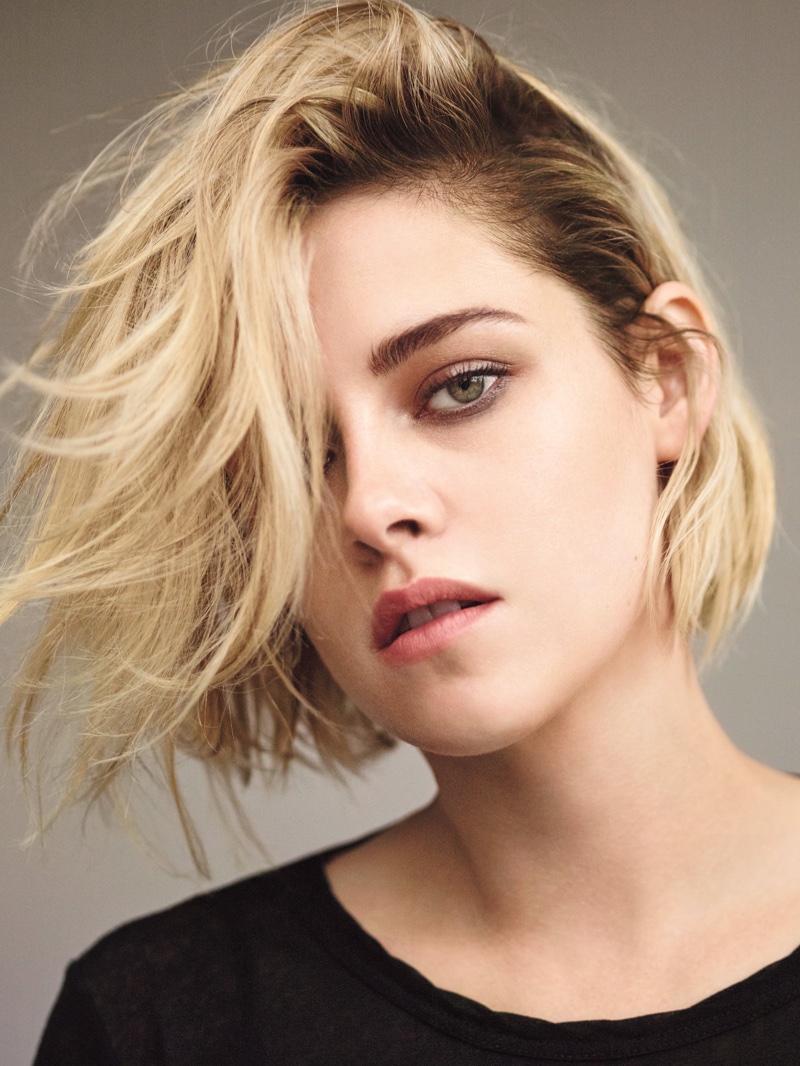 Kristen Stewart shows off a short blonde hairstyle with tousled waves