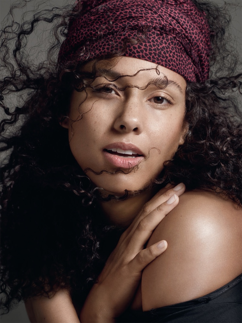Singer Alicia Keys poses nearly makeup free in this shot