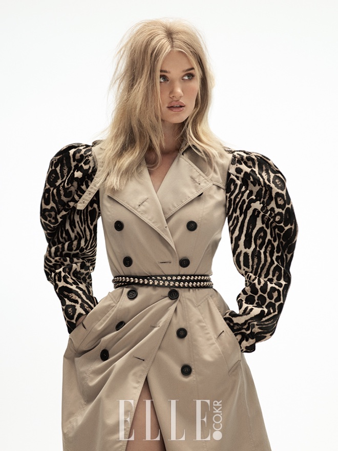  Wearing a brown trench with animal print sleeves, Rosie Huntington-Whiteley serves pure glamour