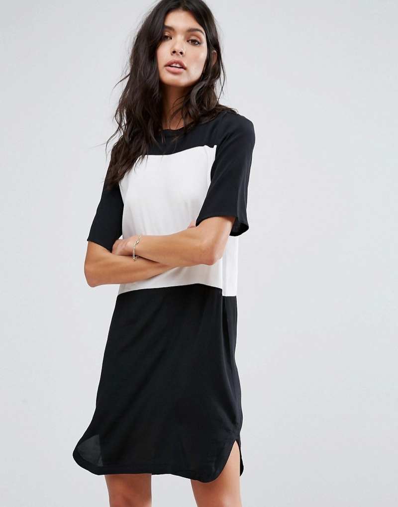 Have a casual moment in this contrast t-shirt dress from Mango