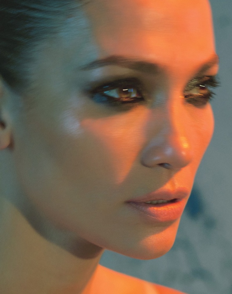 Jennifer Lopez tries on smokey eyeshadow look