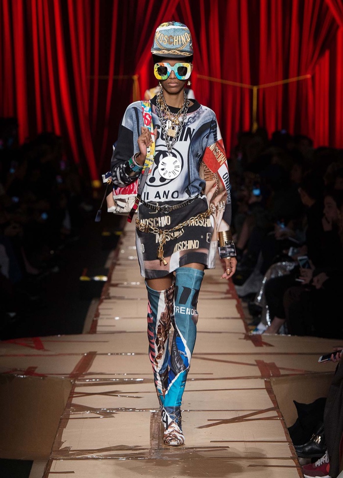 Москино москва. Костюм Moschino женский с цепями