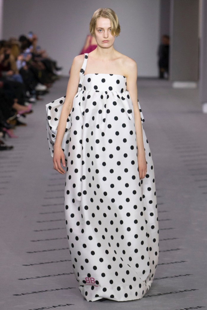 Strapless polka dot print gown and matching tote bag from Balenciaga’s fall-winter 2017 collection