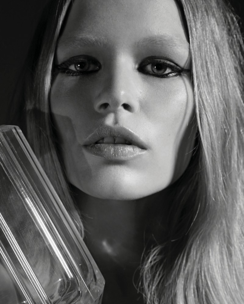 Getting her closeup, Anna Ewers wears a wavy hairstyle