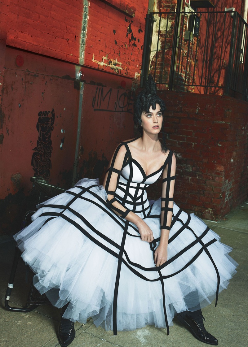 Looking 80’s glam, Katy Perry poses in Comme des Garçons fall 2008 gown with tulle