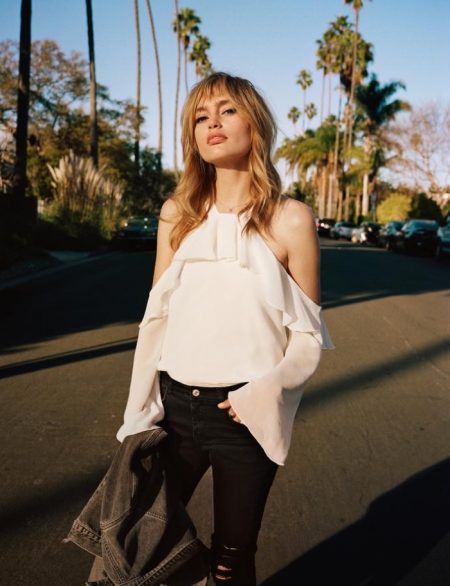 Mango Heads to Venice Beach for April 2017 Campaign Staz Lindes wears off-the-shoulder top and ripped denim in Mango’s April 2017 campaign