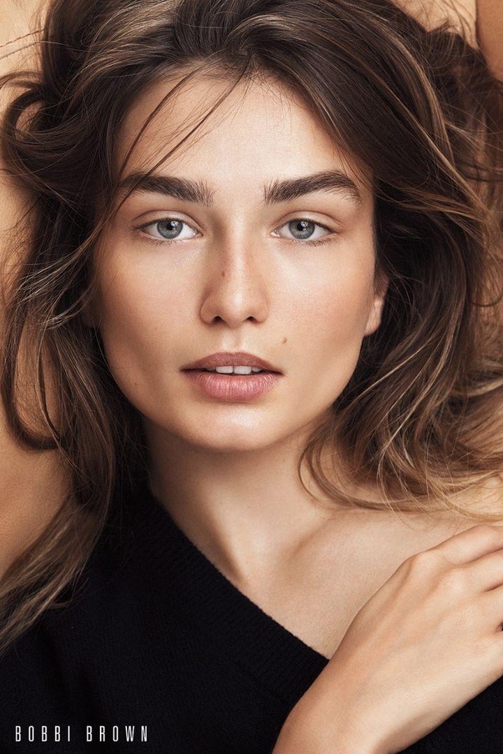 Andreea Diaconu wears a natural makeup look in Bobbi Brown Cosmetics' fall 2017 campaign