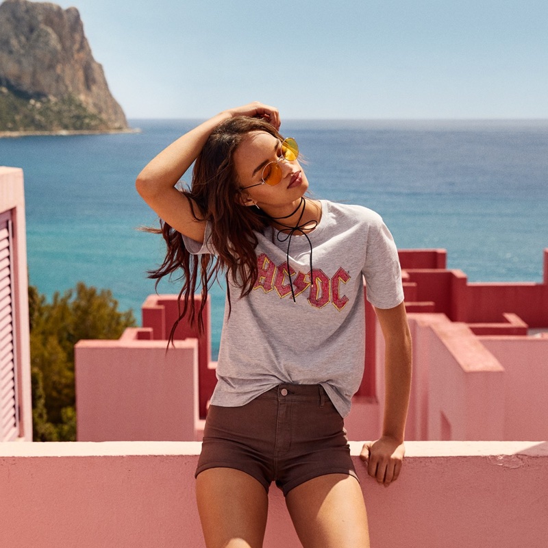 H&M Sunglasses, Choker Necklace with Bow, T-Shirt with AC/DC Printed Design and Shorts with High Waist