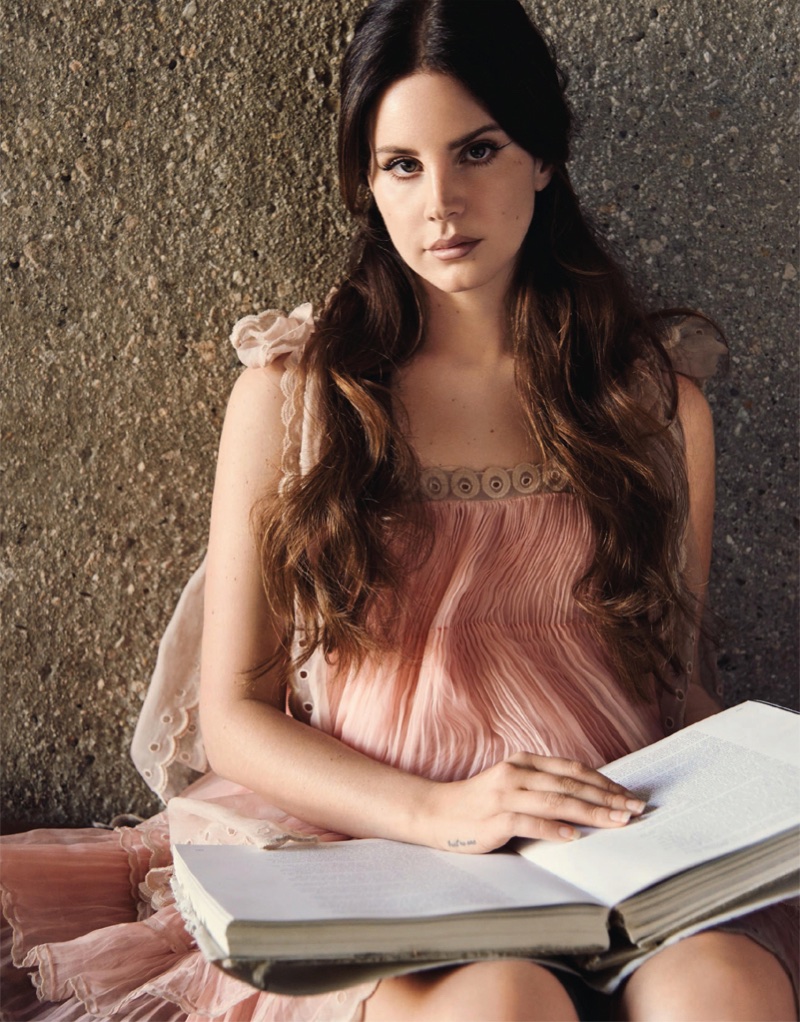Lana Del Rey wears pink, pleated dress from Chloe