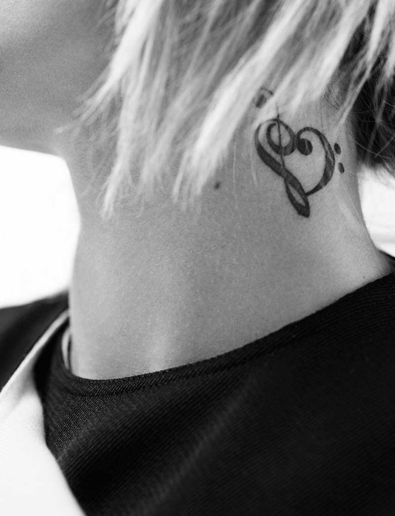 Paris Jackson shows off her neck tattoo