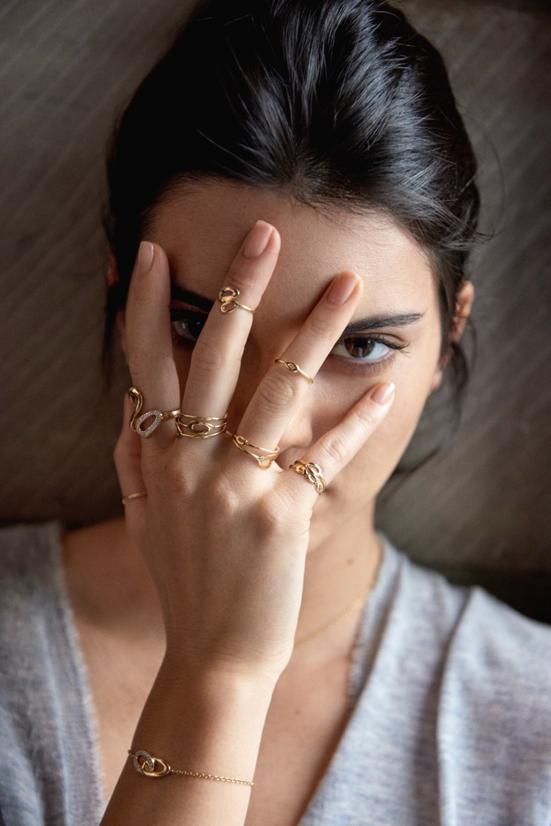 Model Kendall Jenner takes a selfie in Ippolita jewelry