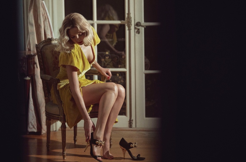 Flaunting some leg, Kate Hudson wears Altuzzara dress, Prada sandals and Isabel Marant bracelet