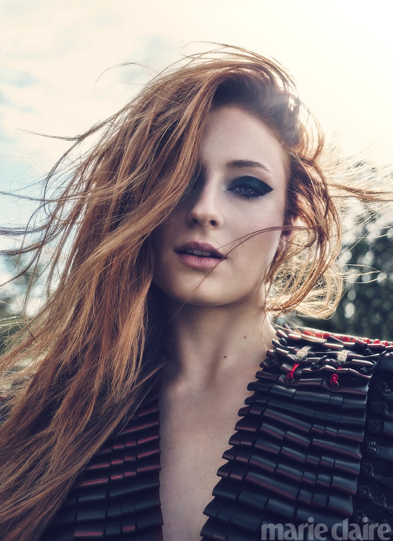 Sophie Turner shows off a long and wavy hairstyle