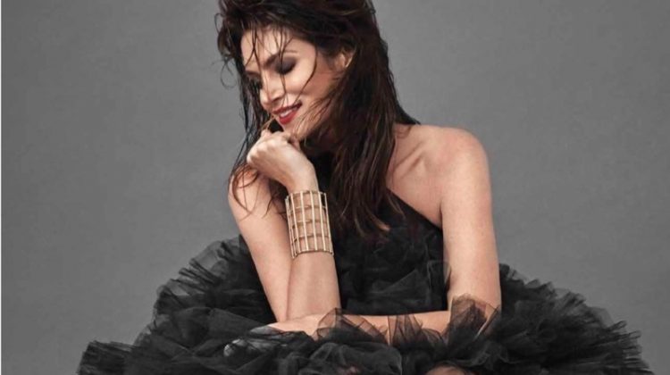 Cindy Crawford Models Glamorously Dark Looks for Harper’s Bazaar Mexico