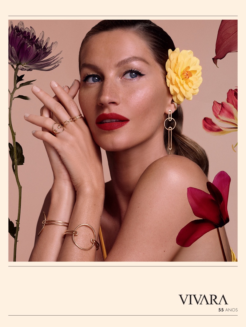 Gisele Bundchen wears sparkling gems in Vivara's Christmas 2017 campaign