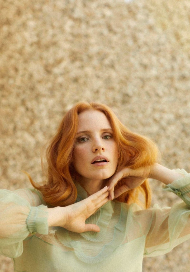 Jessica Chastain shows off a wavy hairstyle