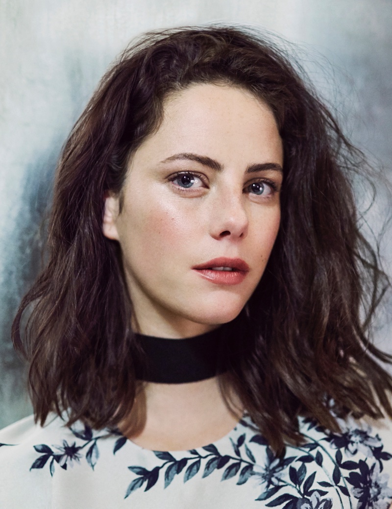 Ready for her closeup, Kaya Scodelario wears a wavy hairstyle