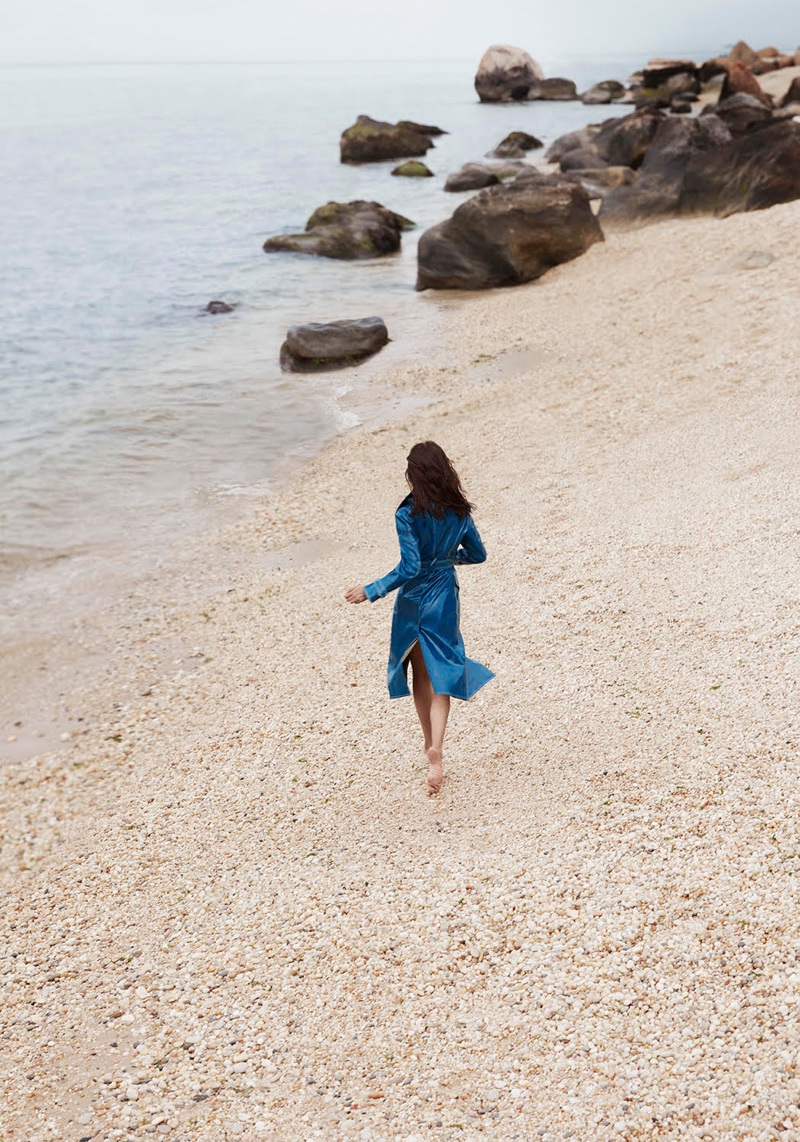 Amanda Wellsh Wears Relaxed Beach Styles for Harper's Bazaar Turkey