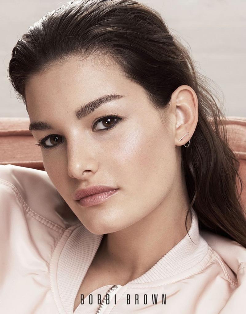 Bobbi Brown Cosmetics unveils spring-summer 2018 campaign