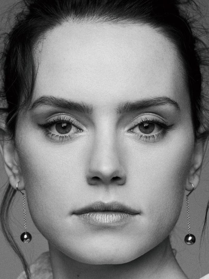 Ready for her closeup, Daisy Ridley shows off winged eyeliner