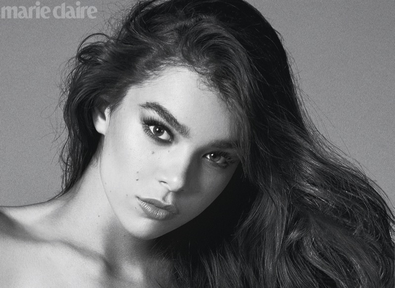 Hailee Steinfeld looks glam with wavy hairstyle