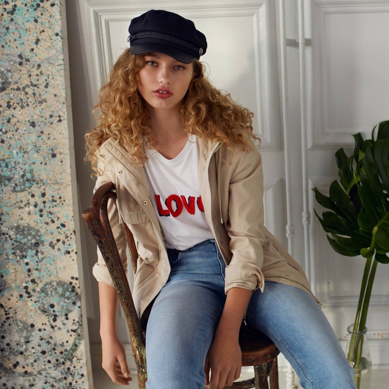 H&M Short Parka with Hood, T-Shirt with Appliqué, Vintage High Ankle Jeans and Captain's Cap