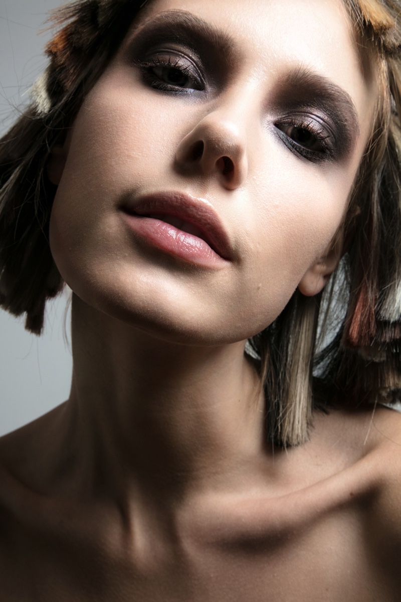 Jenny Savers wears smokey eyeshadow look. Photo: Jeff Tse