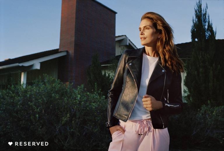 Cindy Crawford wears leather jacket in Reserved's spring-summer 2018 campaign