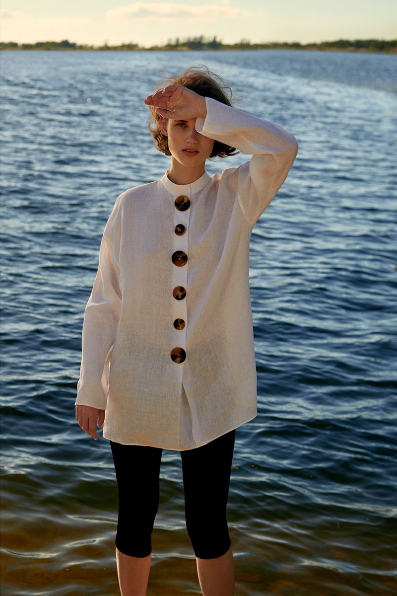 Giedre Dukauskaite models Zara Linen Shirt with Contrasting Buttons and Capri Skinny Jeans