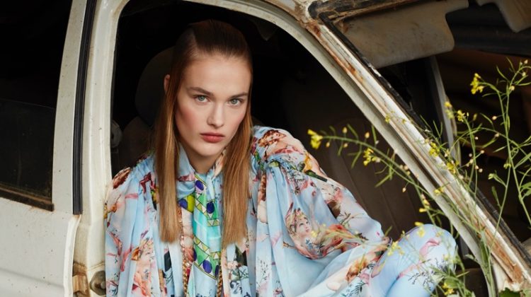 Rozanne Verduin Poses in Dreamy Looks for Harper's Bazaar en Español