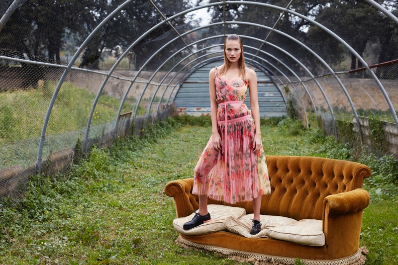 Rozanne Verduin Poses in Dreamy Looks for Harper's Bazaar en Español