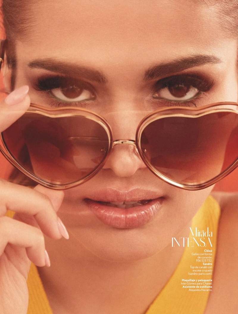 Wearing heart-shaped sunglasses, Sara Sálamo models Chloe shades