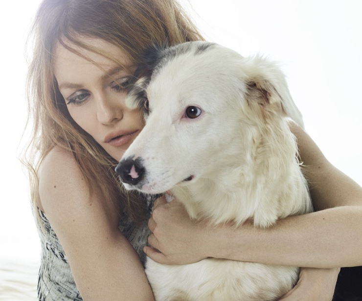 Posing with a dog, Vanessa Paradis looks chic