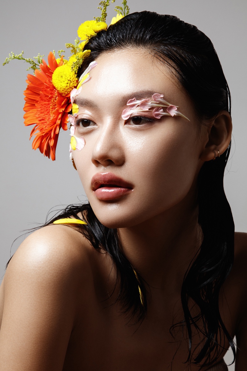 Jessie Li models floral beauty. Photo: Jeff Tse