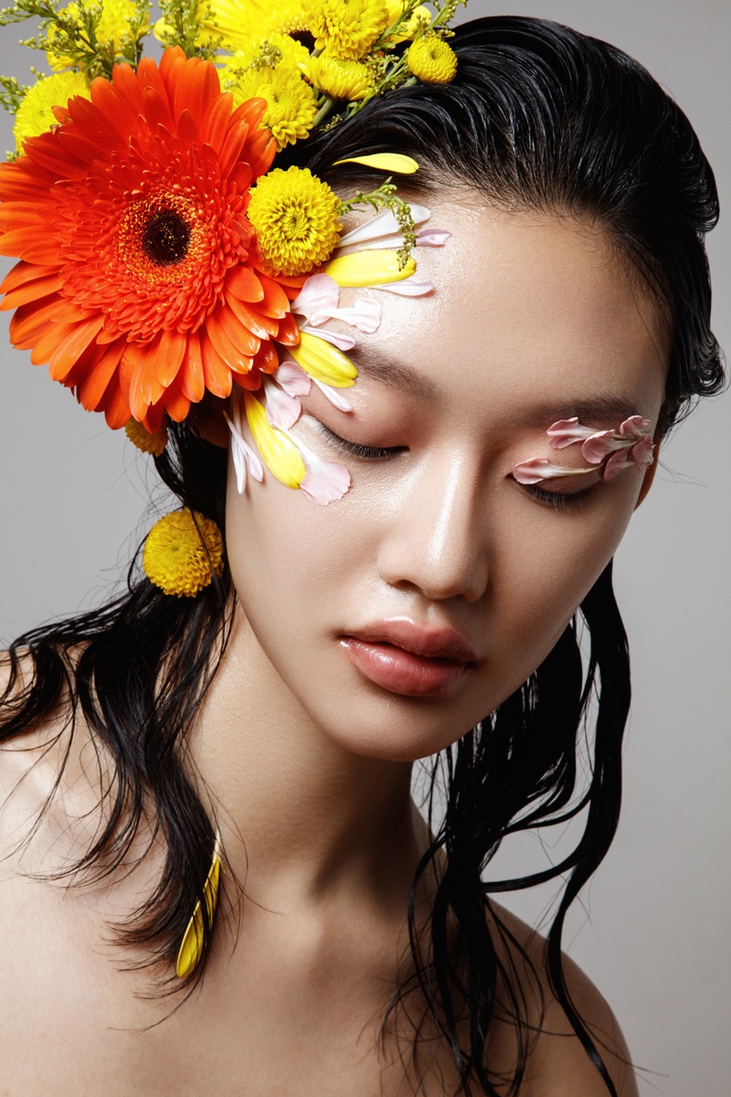 Model Jessie Li wears a dewy makeup look. Photo: Jeff Tse