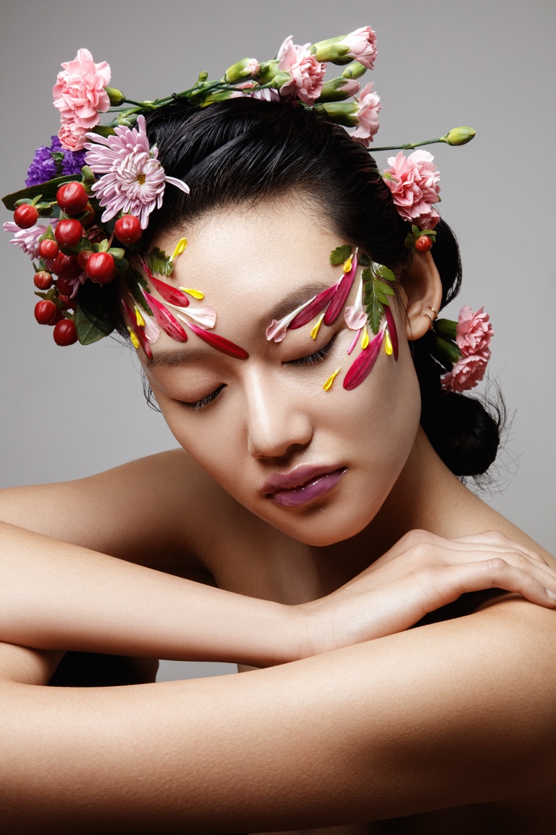 With flowers in her hair, Jessie Li shows off elegant beauty. Photo: Jeff Tse