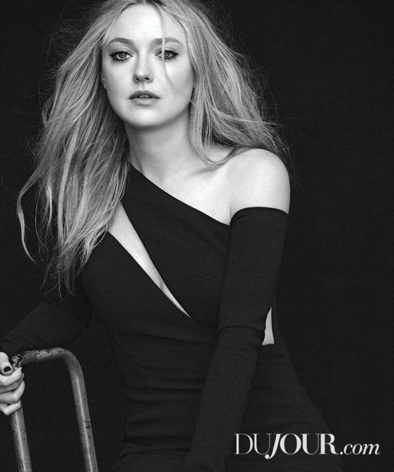 Wearing a little black dress, Dakota Fanning poses in Pamella Roland dress