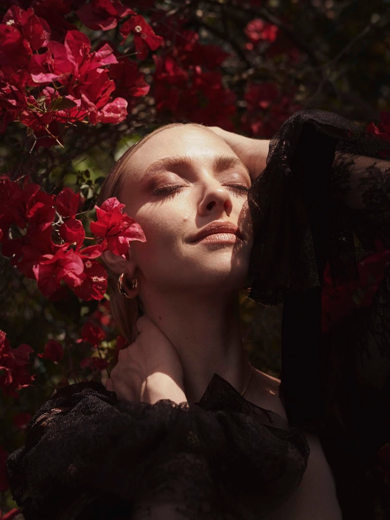 Ready for her closeup, Amanda Seyfried poses in Philosophy di Lorenzo Serafini dress