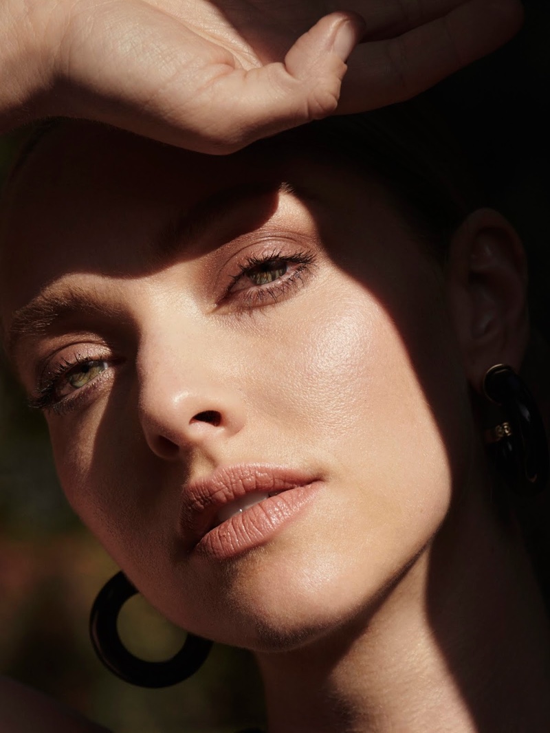 Amanda Seyfried wears Kenneth Jay Lane earrings