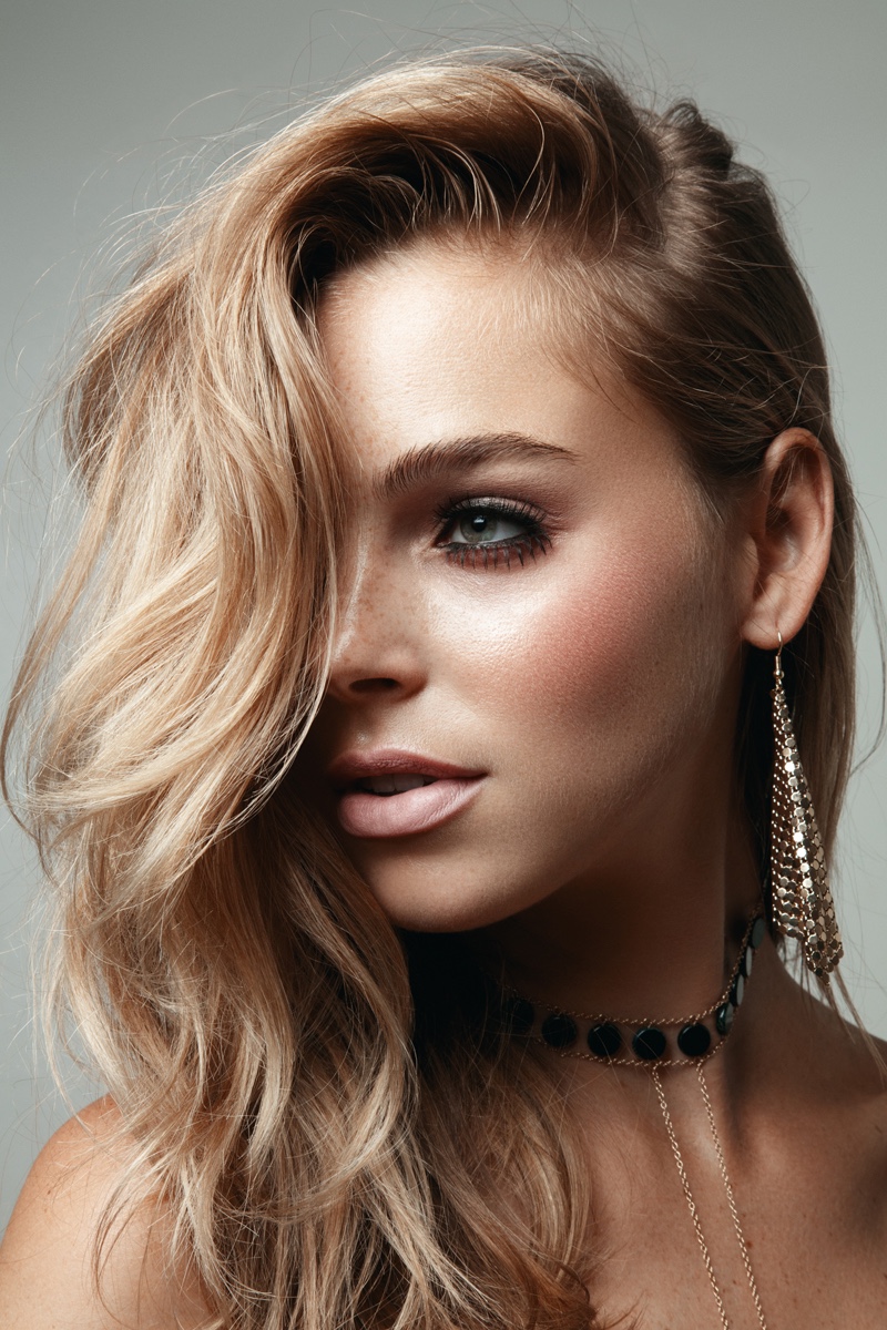 Elizabeth Turner wears her hair with a side part. Photo: Jeff Tse